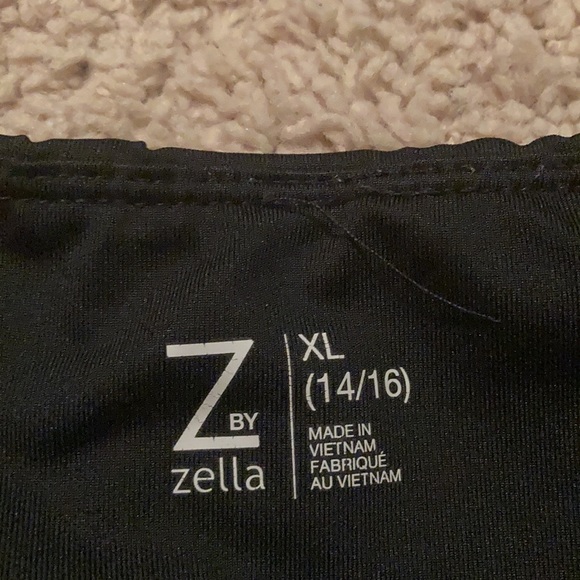 cropped leggings with pattern on bottom - Picture 3 of 3